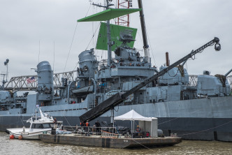 电影⼤部分镜头于⼆战驱逐舰 USS Kidd 上实地取景。