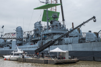 電影⼤部分鏡頭於⼆戰驅逐艦 USS Kidd 上實地取景。