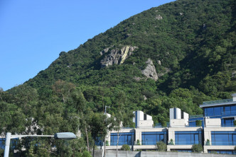 直幡挂于丰力楼对上的毕架山山坡。