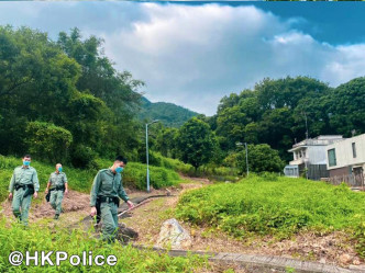 警方於大埔郊區山嶺巡邏。警察FB