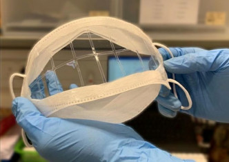 科大研究团队指利用这种新聚合物纳米物材料制造的口罩，不但透明透气，亦能隔绝病毒和细菌。