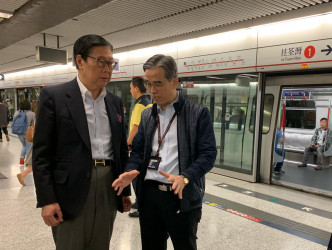 港铁主席马时亨及车务总监刘天成，今早到中环站视察。