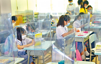 随着面授课堂恢复，有小学在课桌安装透明胶板，桌椅之间保持距离，以防止病毒传播。