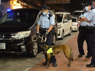 警方出动警犬协助搜查。