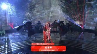 LiSA以红色和服造型演唱《鬼灭之刃》主题曲《红莲华》。