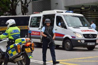 部份警員與收押所警員一同高度重裝戒備，配槍防範。