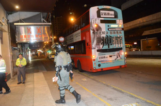 一輛由紅磡開往青衣的N41X通宵巴士，被人在車內扑毀車尾一扇玻璃窗。