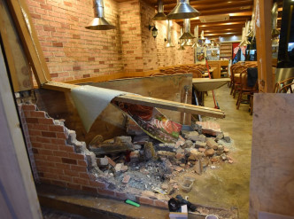 一间韩国烧烤餐厅的玻璃橱窗及外墙遭撞毁。
