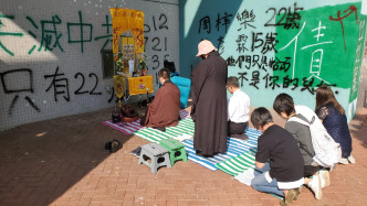 祭坛设于佛教志莲小学对开的尚德停车场外。
