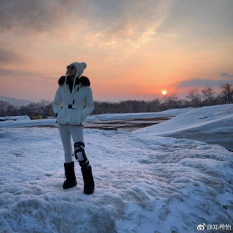 郑希怡孖老公游日滑雪整亲脚。ig图片