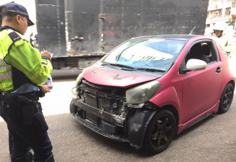 一辆粉红色挂上自订车牌的丰田「iQ」私家车，今早在油麻地闹市疯狂驾驶。