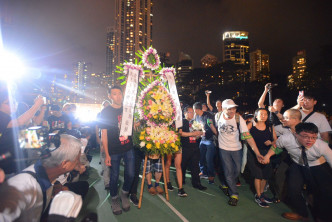 支聯會多名成員向「民主烈士永垂不朽」紀念碑獻花
