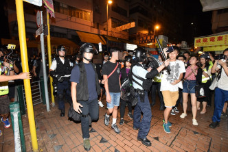 警方凌晨展开清场行动，拘捕最少4人。