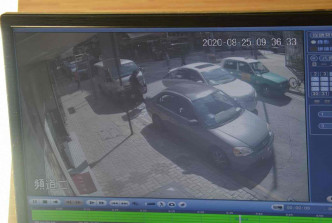 賊人得手後走上接應的私家車逃走。