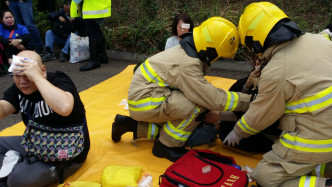 消防员协助救出伤者。