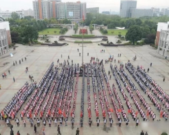 1200多名學生浩浩蕩蕩出發。