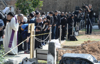 楊鳴章的靈柩移送跑馬地天主教聖彌額爾墳場安葬。