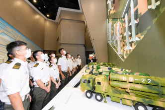 團員參觀解放軍裝備的模型。 