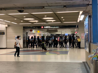 隨後有警員在九龍灣站出現。網上圖片