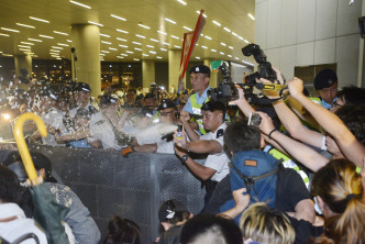 示威者6月9日深夜与警方爆发激烈冲突。资料图片