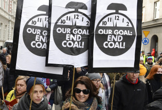 来自不同界别示威者要求制止全球暖化。AP