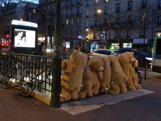 巴黎各處都有熊仔的蹤影。Les nounours des gobelins專頁