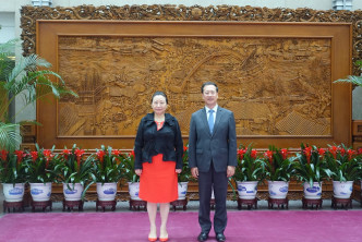 鄭若驊在北京到訪外交部與副部長馬朝旭（右）會面。政府新聞處