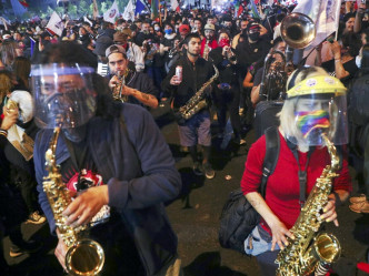 公投结束后不久，首都圣地牙哥有民众提前庆祝。AP图片