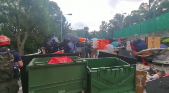 示威學生放置大量磚頭及垃圾桶。