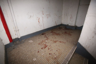 警方封鎖大廈調查，結果憑走廊的血迹鎖定疑兇所住單位拉人。