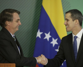 巴西总统Jair Bolsonaro（左）与瓜伊多握手。AP