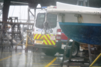 男子被救回香港游艇会岸边。杨伟亨摄