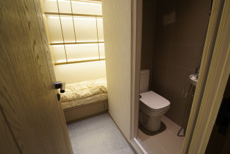 单位设工人房连厕，间隔实用。