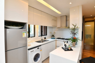 廚房 廚房以白系作主調，備有窗戶採光及通風。