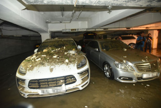 保时捷(左)车身布满泥泞。徐裕民摄