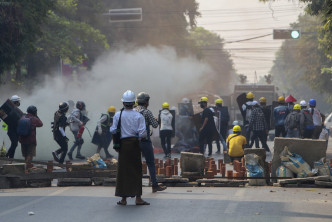 第二大城市曼德勒警方用催淚彈驅散示威者。AP圖片