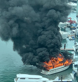 鸭脷洲有游艇起火，浓烟直冲上天。 南区之友，岛隅之情FB图