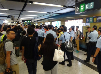 警方在金钟站等港铁站内截查部分市民。