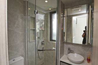 浴室採用獨立淋浴間設計，內設窗戶。（28樓D室）