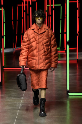 Fendi秋冬男装有一系列极具Volume的大衣，更以Tone-on-tone造型登场，成功引人注目。
