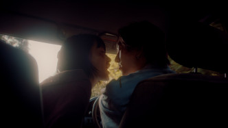 兩人拍MV演落難情侶。