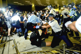 立法会外示威者冲击警方。资料图片