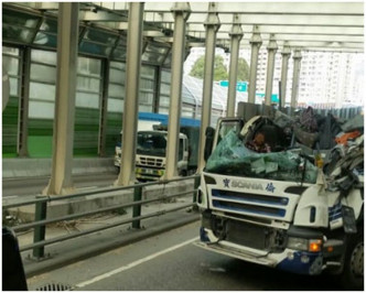 貨櫃車司機被困車內。圖：網民Man Keung Lee‎