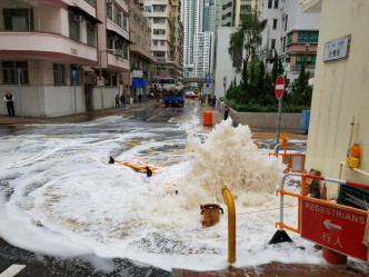 西灣河街與太樂街交界爆水管。 楊偉亨攝