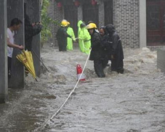 深圳今早多处水浸。
