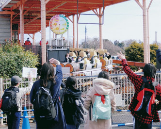 日本一间小学学生到东京游乐园毕业旅行。网上图片