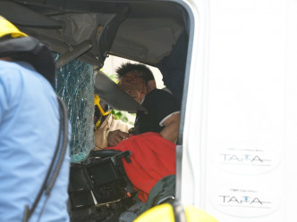 司機被困受傷送院。