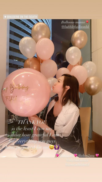 Moon在酒店的餐廳為盈盈精佈置布她名字的氣球。