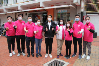 胡鸿钧与善德主席董吴玲玲（右四）率领一众义工到社区进行消毒。