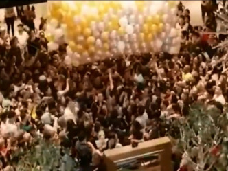 气球落下一刻，约150人争相夺球，发生人踩人事故。影片截图